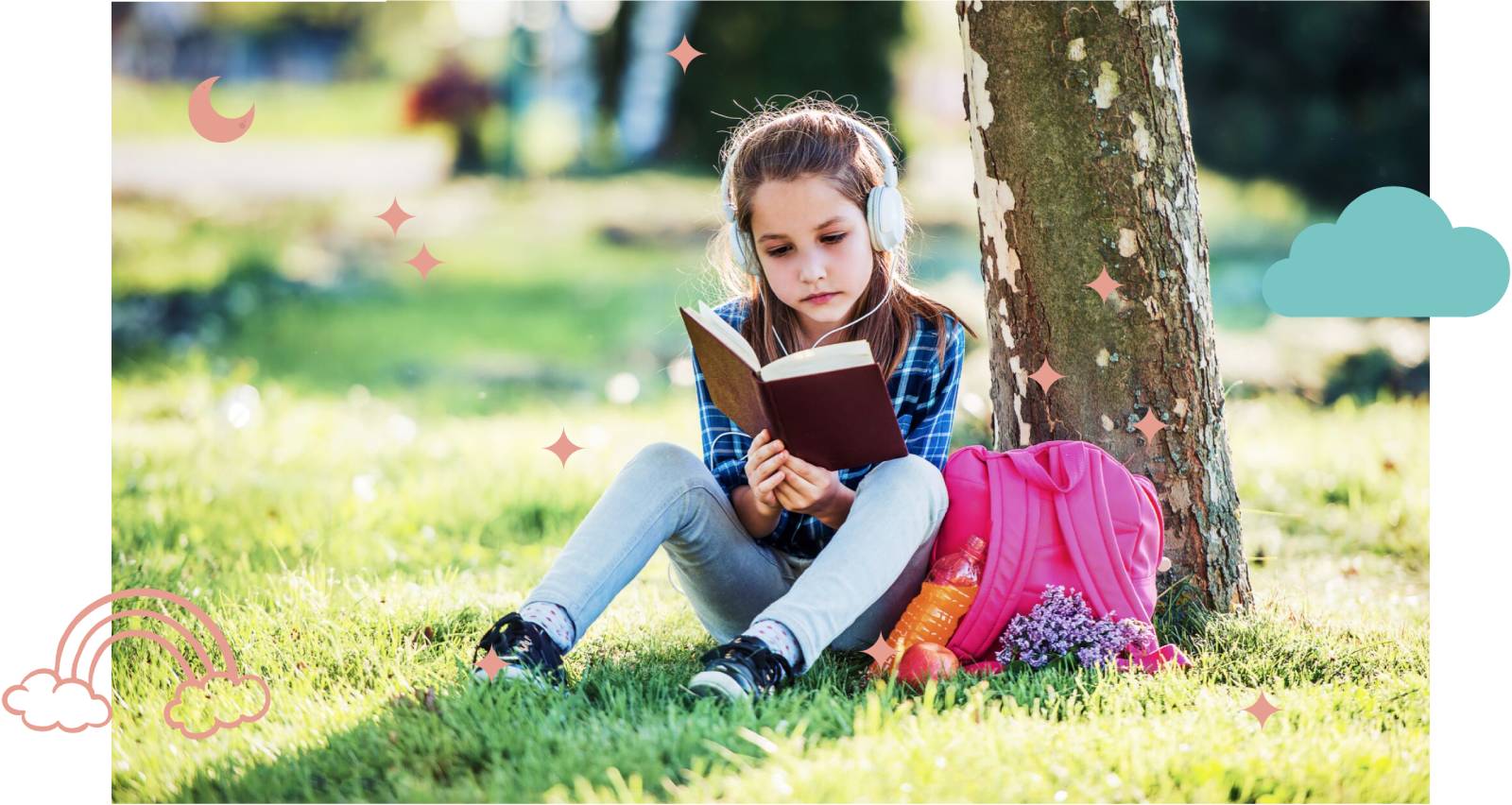 Enfant qui lit un livre en dessous d'un arbre dans un parc